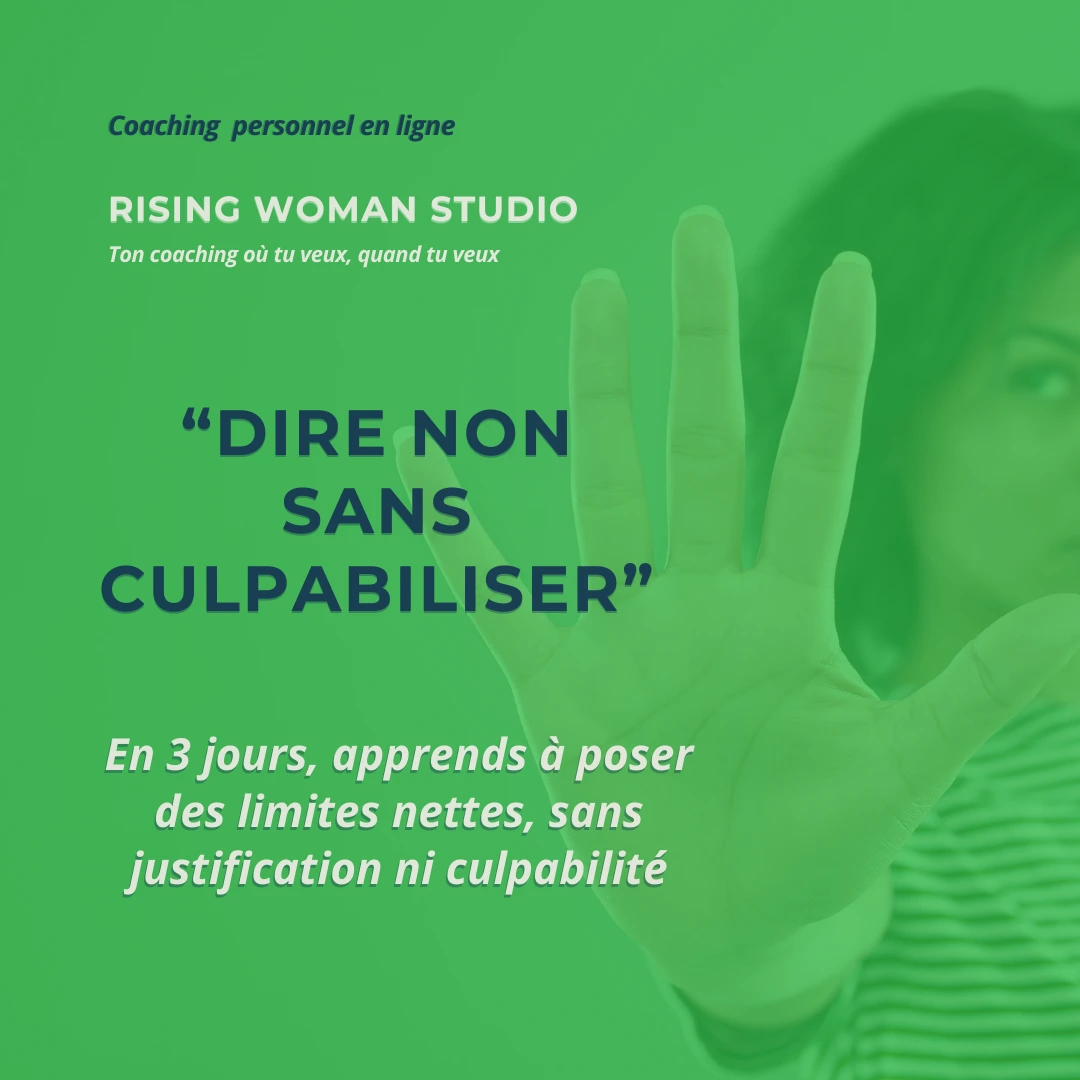 Photo d’une femme levant la main en signe de limite, sur fond vert, illustrant l’apprentissage à dire non sans culpabiliser.